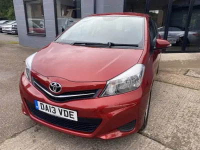 Used Toyota Yaris 99 HP (72 kW) 2013 Red Hatchback