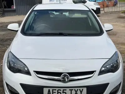 Used Vauxhall Astra Excite 100 HP (73 kW) 2015 White Hatchback