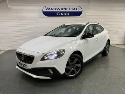 Used Volvo V40 2016 White Hatchback