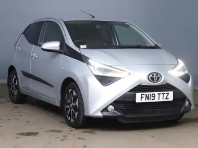 Usado Toyota Aygo X-plore 72 CV (52 kW) 2019 Plateado Utilitario