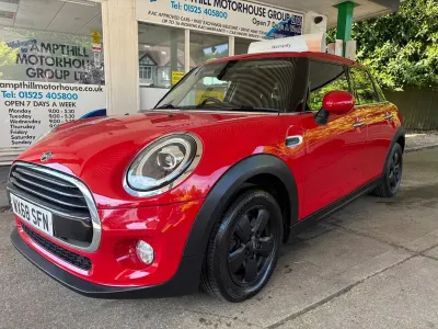 Begagnad Mini Cooper Hatch 2018 Röd Halvkombi