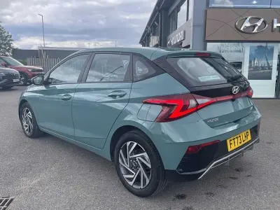 Used Hyundai i20 Advanced 100 HP (73 kW) 2024 Mangrove green Hatchback