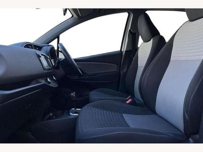 Used Toyota Yaris Hybrid 100 HP (73 kW) 2018 White Hatchback