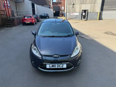 Usado Ford Fiesta Zetec 2011 Cinzento Citadino