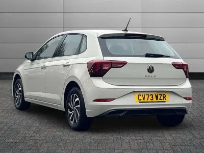 Usado VW Polo Life 80 CV (58 kW) 2023 Gris Utilitario