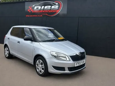 Usado Skoda Fabia 105 HP (77 kW) 2013 Prateado Citadino