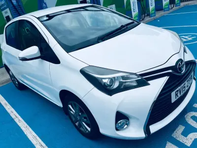 Used Toyota Yaris 99 HP (72 kW) 2015 White Hatchback