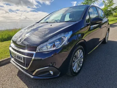 Used Peugeot 208 Signature Sky 82 HP (60 kW) 2019 Black Hatchback