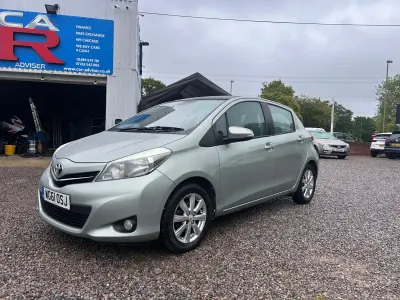 Begagnad Toyota Yaris 101 HK (74 kW) 2012 Guld Halvkombi