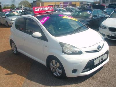 Usado Toyota Aygo Style 68 HP (50 kW) 2014 Branco Citadino