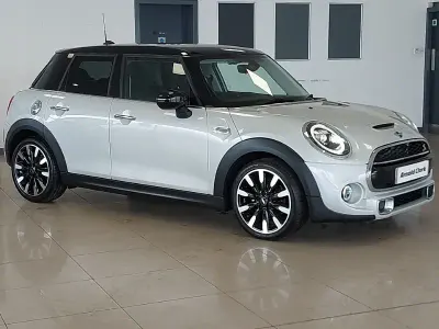 Używany Mini Cooper S Exclusive 192 KM (141 kW) 2019 Srebrny Hatchback