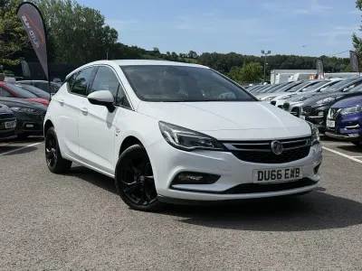 Used Vauxhall Astra SRi 150 HP (110 kW) 2016 White Hatchback