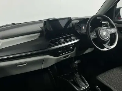 Begagnad Suzuki Swift 82 HK (60 kW) 2024 Röd Halvkombi