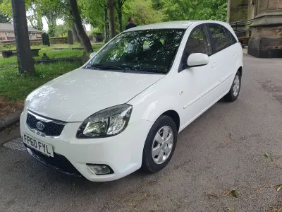 Begagnad Kia Rio 95 HK (69 kW) 2011 Vit Halvkombi
