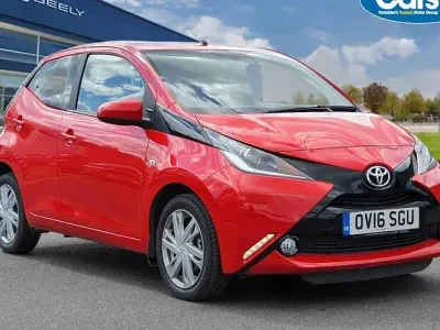 Gebraucht Toyota Aygo x-press 69 PS (50 kW) 2016 Rot Kleinwagen