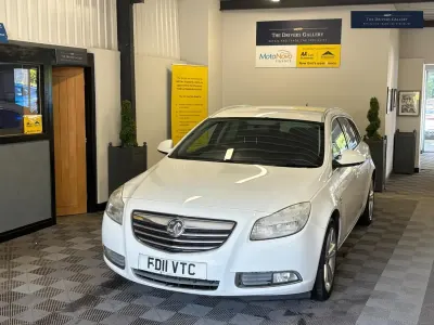 Used Vauxhall Insignia SRi 160 HP (117 kW) 2011 White Estate