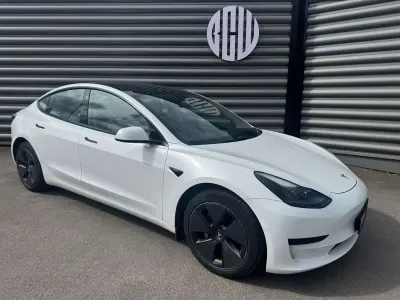 Begagnad Tesla Model 3 Standard Range Plus 366 kW (498 HK) 2021 Vit Sedan