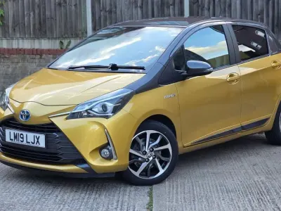Used Toyota Yaris Hybrid 100 HP (73 kW) 2019 Gold Hatchback