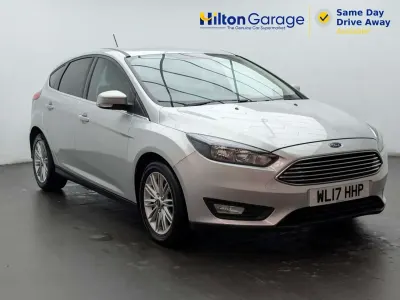 Usado Ford Focus Zetec 125 HP (91 kW) 2017 Prateado Citadino
