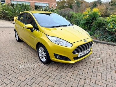 Usado Ford Fiesta Zetec 100 HP (73 kW) 2015 Amarelo Citadino