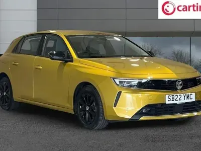 Used Vauxhall Astra Design Edition 131 HP (96 kW) 2022 Yellow Hatchback