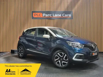 Used Renault Captur Dynamique 90 HP (66 kW) 2017 Blue/cream SUV