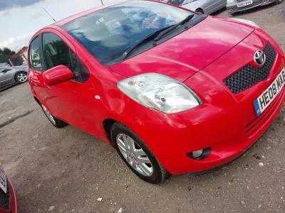 Begagnad Toyota Yaris 2008 Röd Halvkombi