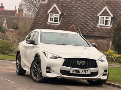 Used Infiniti Q30 Sport Tech 2016 White Hatchback