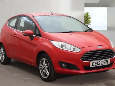 Usado Ford Fiesta Zetec 82 HP (60 kW) 2013 Vermelho Citadino