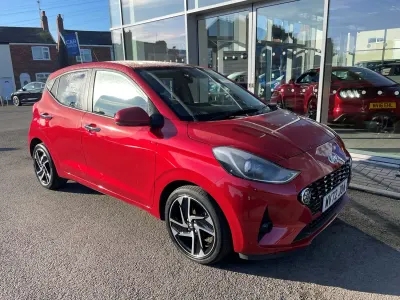 Gebraucht Hyundai i10 Premium 84 PS (61 kW) 2023 Rot Kleinwagen