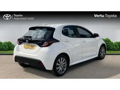 Gebraucht Toyota Yaris Hybrid 116 PS (85 kW) 2023 Weiß Kleinwagen