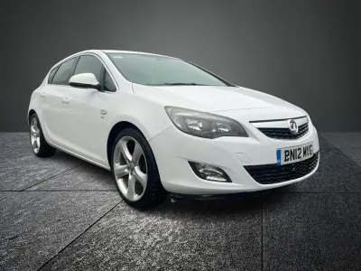 Used Vauxhall Astra SRi 115 HP (84 kW) 2012 White Hatchback