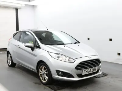 Usado Ford Fiesta Zetec 82 HP (60 kW) 2015 Prateado Citadino