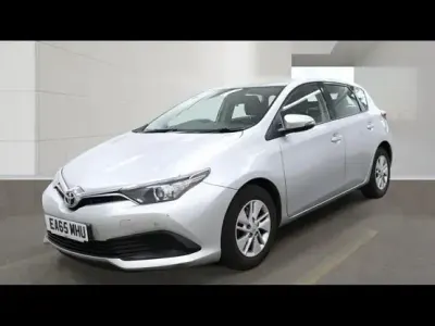 Used Toyota Auris Active 90 HP (66 kW) 2015 Silver Hatchback
