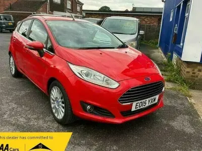 Used Ford Fiesta Titanium 100 HP (73 kW) 2015 Red Hatchback