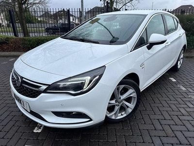 Used Vauxhall Astra Design Edition 125 HP (91 kW) 2017 White Hatchback