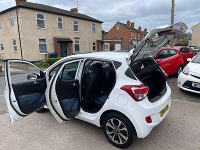 Usado Hyundai i10 Premium SE 87 HP (63 kW) 2015 Branco Citadino