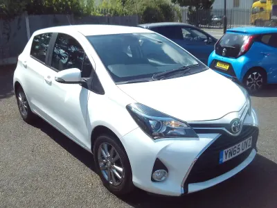 Used Toyota Yaris 99 HP (72 kW) 2015 White Hatchback