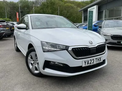 Gebraucht Skoda Scala SE 70 PS (51 kW) 2023 Weiß Kleinwagen