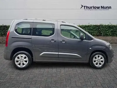 Begagnad Vauxhall Combo S 102 HK (75 kW) 2020 Grå Minibuss