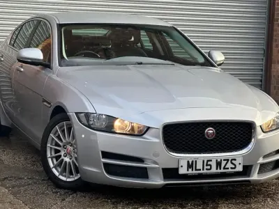 Używany Jaguar XE Prestige 2015 Srebrny Sedan/Limuzyna