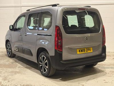 Usado Citroën Berlingo Flair 127 HP (93 kW) 2019 Cinzento Monovolume