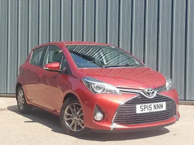 Used Toyota Yaris 99 HP (72 kW) 2015 Red Hatchback