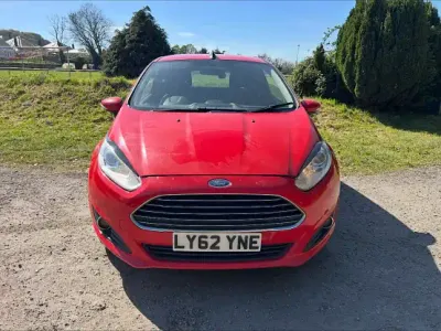 Begagnad Ford Fiesta Zetec 2013 Röd Halvkombi