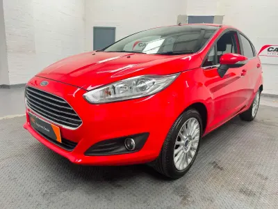 Used Ford Fiesta Titanium 125 HP (91 kW) 2013 Red Hatchback