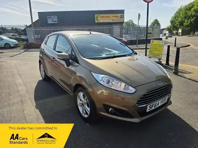 Second-hand Ford Fiesta Zetec 120 CP (88 kW) 2014 Maro Hatchback