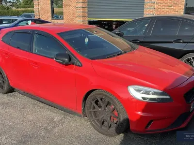 Used Volvo V40 R-Design 190 HP (139 kW) 2016 Red Hatchback