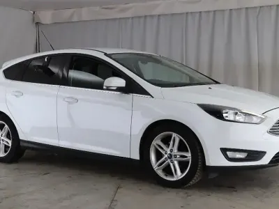 Used Ford Focus Zetec 125 HP (91 kW) 2016 White Hatchback