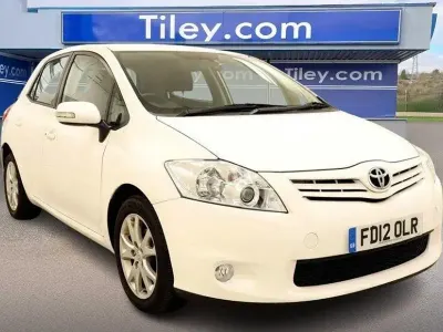 Used Toyota Auris 132 HP (97 kW) 2012 White Hatchback