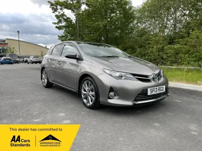 Używany Toyota Auris Hybrid 136 KM (100 kW) 2013 Brązowy Hatchback